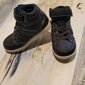 NWOT Toddler boys high top shoes.